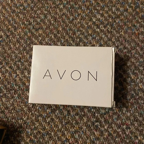 Avon Green and Yellow Floral Necklace - Picture 3 of 3